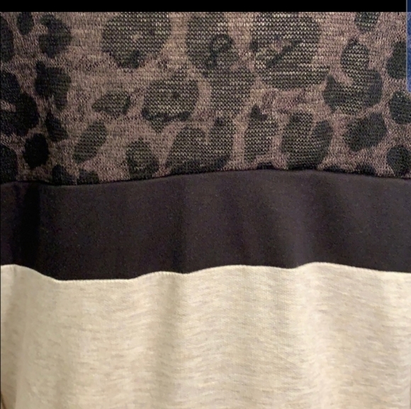 Color Block Sweatshirt - Picture 4 of 4